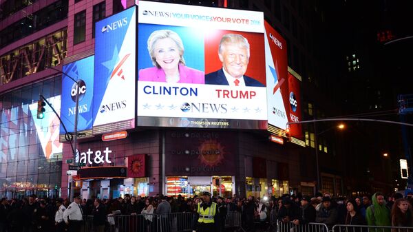 Горожане на площади Таймс-сквер в Нью-Йорке у экранов с предварительными итогами подсчета голосов на выборах президента США