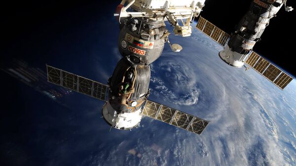 Российские космические корабли Союз и Прогресс на фоне нашей планеты. Архивное фото