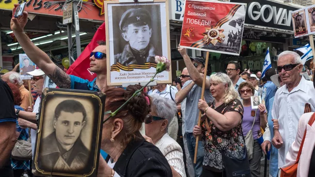 Участники шествия ветеранов ВОВ и акции Бессмертный полк в Хайфе, посвященных 72-й годовщине в Великой Отечественной войне