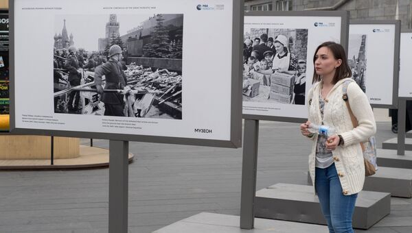 Выставка фотохроники военных лет в парке Музеон в Москве. Архивное фото