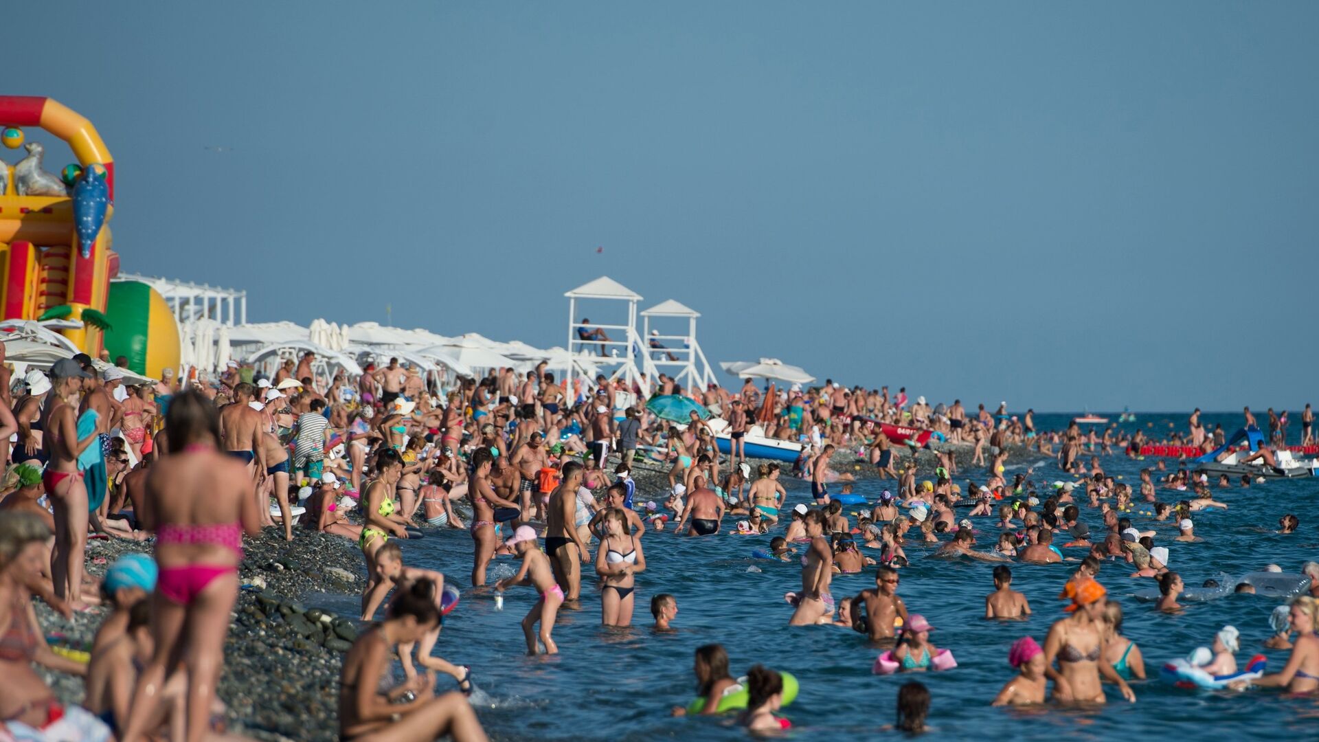Отдыхающие на пляже в Сочи - РИА Новости, 1920, 08.08.2025