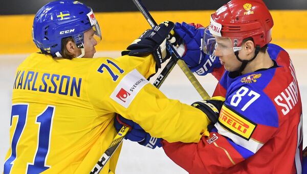 Противостояние шведского нападающего Вильяма Карлссона и российского игрока Вадима Щипачева.