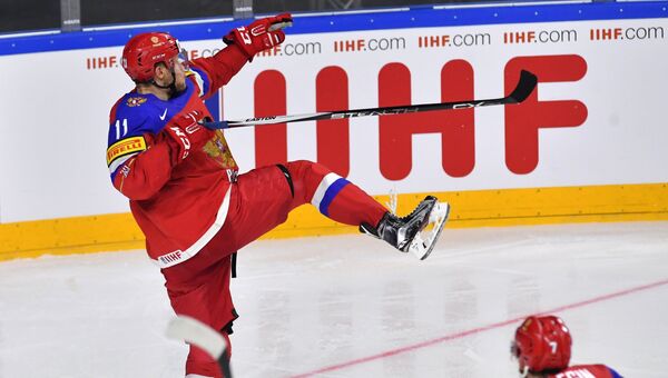 Сергей Андронов радуется заброшенной шайбе в матче группового этапа Чемпионата мира по хоккею 2017 между сборными командами Швеции и России