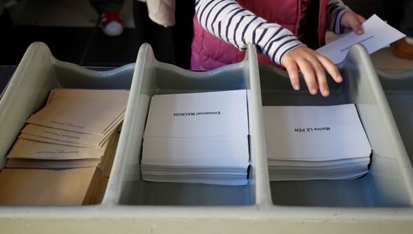 Люди выбирают бюллетени на втором туре выборов президента Франции, Марсель, 7 мая 2017
