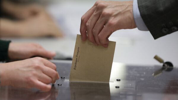 Мужчина голосует во втором туре выборов президента Франции в 2017 году на избирательном участке в Париже, Франция, 7 мая 2017 года