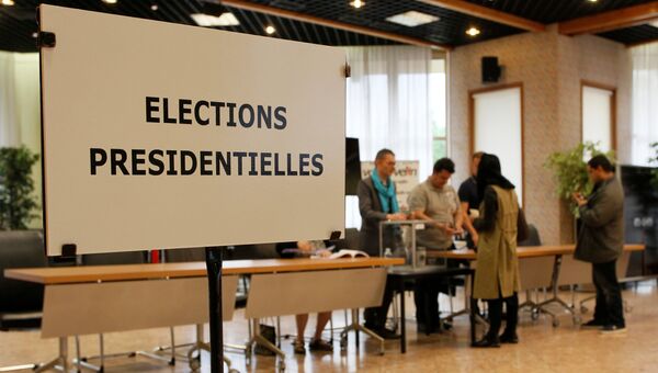 Голосование во втором туре президентских выборов 2017 года на избирательном участке в Во-ан-Велене, Франция, 7 мая 2017 года
