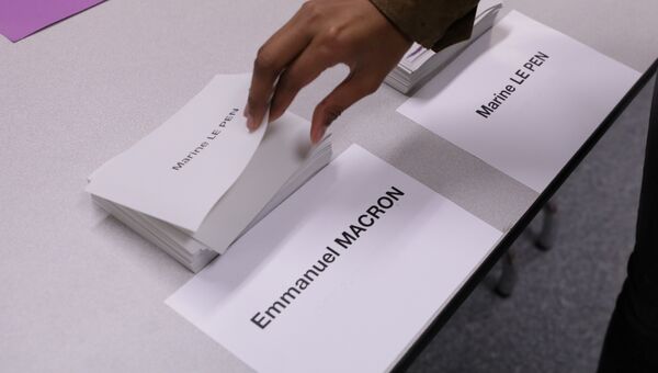 Люди выбирают бюллетени на втором туре выборов президента Франции, Марсель, 7 мая 2017