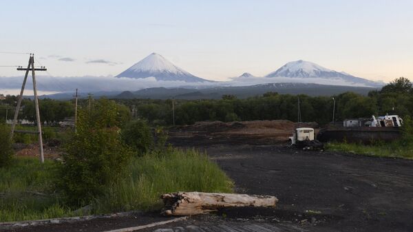 Вид на вулканы Ключевская Сопка, Безымянный и Крестовский в Камчатском крае.