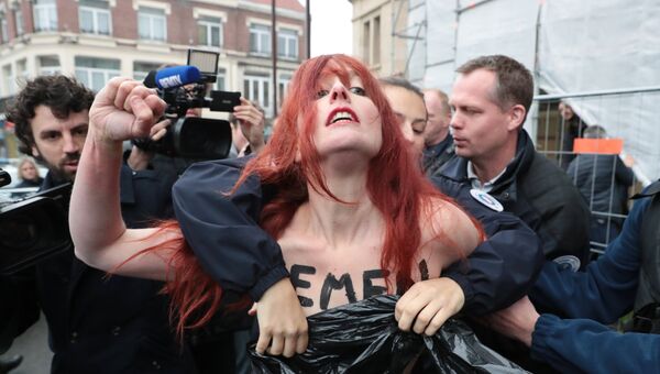 Активистка движения Femen во время акции против кандидата в президенты Марин Ле Пен, Франция, 7 мая 2017