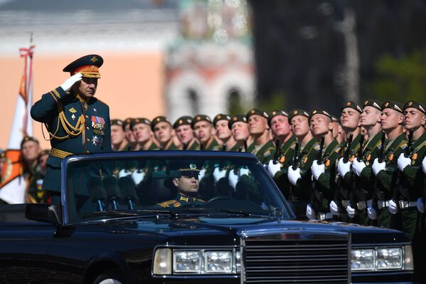 Министр обороны РФ Сергей Шойгу на генеральной репетиции военного парада в Москве, 7 мая 2017