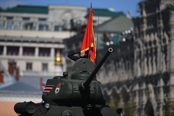 Средний танк Т-34-85 на генеральной репетиции военного парада в Москве
