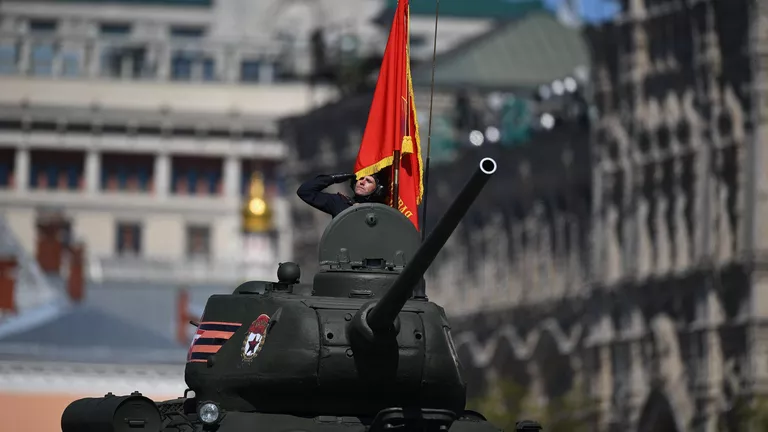 Средний танк Т-34-85 на генеральной репетиции военного парада в Москве