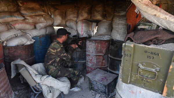 Ситуация в пригороде Дамаска. Солдат сирийской армии на линия разграничения в пригороде Дамаска Восточная Гута. Архивное фотофото