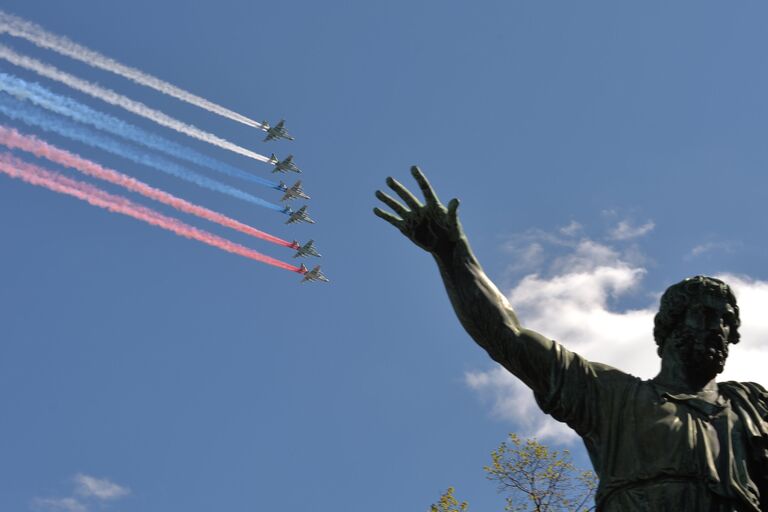 Фронтовые штурмовики СУ-25БМ на генеральной репетиции военного парада в Москве