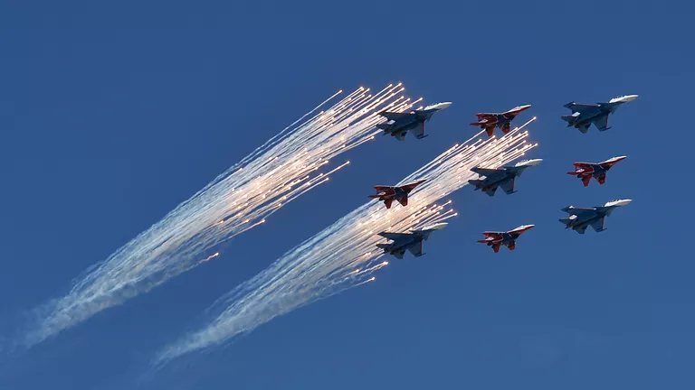 Многоцелевые истребители Су-30СМ пилотажной группы Русские Витязи и МиГ-29 пилотажной группы Стрижи на генеральной репетиции военного парада в Москве