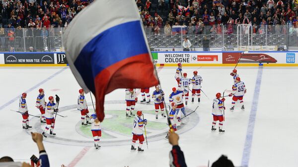Российские болельщики радуются победе сборной в матче группового этапа чемпионата мира по хоккею 2017. Архивное фото
