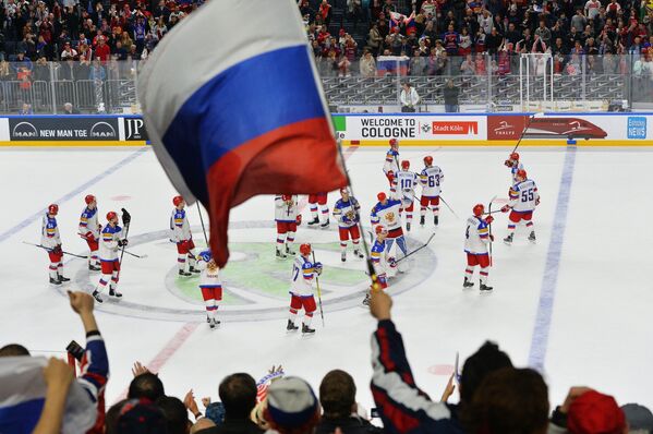 Российские болельщики радуются победе сборной в матче группового этапа чемпионата мира по хоккею 2017 между сборными командами Италии и России