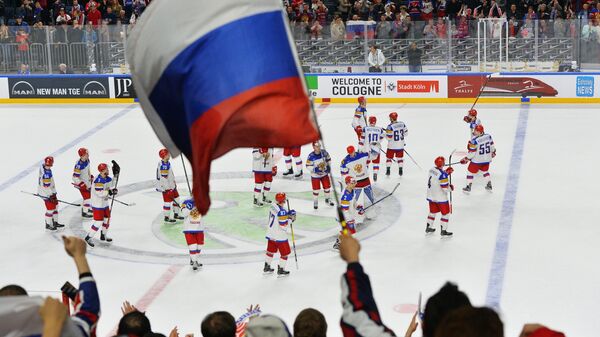 Российские болельщики радуются победе сборной в матче группового этапа чемпионата мира по хоккею 2017. Архивное фото