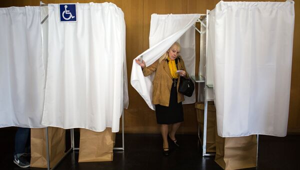 Избиратели голосуют на избирательном участке во Франции. Архивное фото