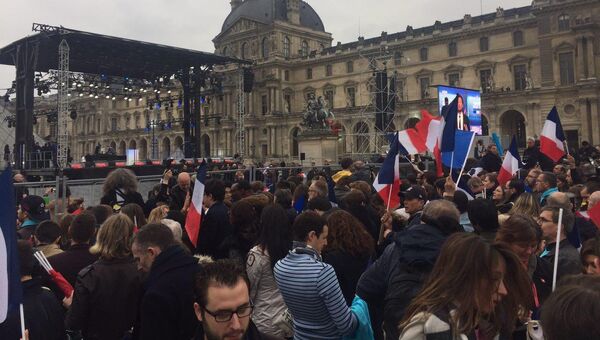 Обстановка на площади у Лувра, где ожидается Макрон при объявлении результатов выборов во Франции