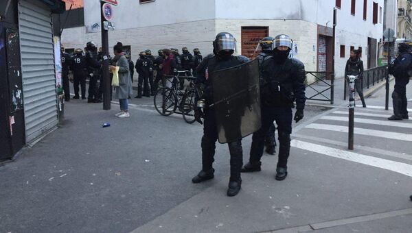 Толпа демонстрантов на востоке Парижа движется на полицейское оцепление