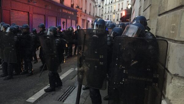 Столкновения парижских полицейских с демонстрантами
