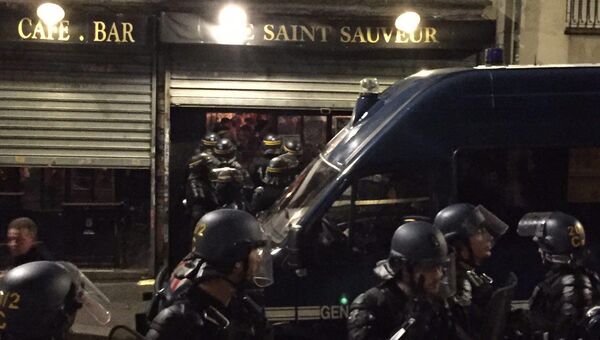 Парижская полиция у бара