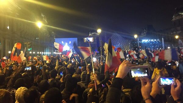 Сторонники Макрона покидают площадь перед Лувром, довольные победой их кандидата