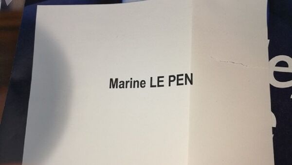 Надорванный бюллетень с именем кандидата Национального Фронта Марин Ле Пен.