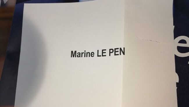Надорванный бюллетень с именем кандидата Национального Фронта Марин Ле Пен.
