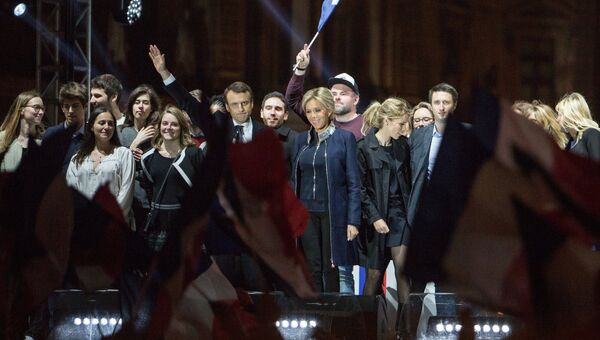 Лидер движения En Marche Эммануэль Макрон (в центре), победивший на президентских выборах во Франции, во время своей победной речи перед Лувром в Париже