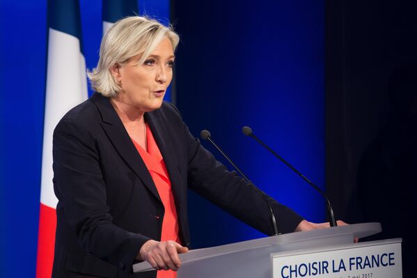 Лидер политической партии Франции Национальный фронт, кандидат в президенты Франции Марин Ле Пен на вечернем мероприятии по итогам голосования во время второго тура президентских выборов во Франции