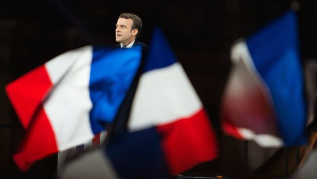 Лидер движения En Marche Эммануель Макрон, победивший на президентских выборах во Франции, во время своей победной речи перед Лувром в Париже. Архивное фото
