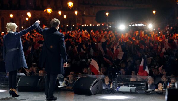 Лидер движения En Marche Эммануэль Макрон с женой во время своей победной речи перед Лувром в Париже