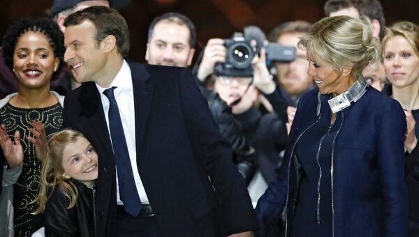 Лидер движения En Marche Эммануель Макрон с женой во время своей победной речи перед Лувром в Париже