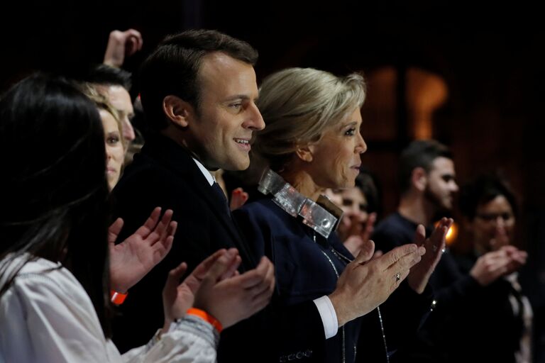 Лидер движения En Marche Эммануэль Макрон с женой празднуют победу на президентских выборах перед Лувром в Париже