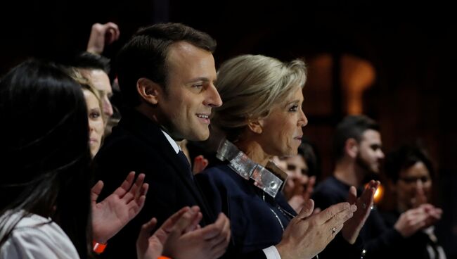Лидер движения En Marche Эммануель Макрон с женой празднуют победу на президентских выборах перед Лувром в Париже