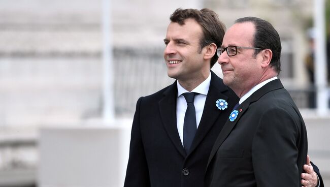 Франсуа Олланд и Эммануэль Макрон на памятной церемонии у Триумфальной арки