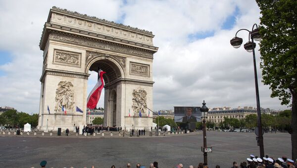 Макрон на Триумфальной арке. Триумфальная арка Макрон заменил флаг. Французская f.