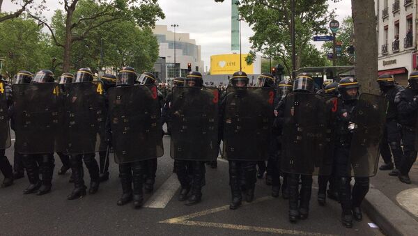 Полицейские на марше протеста против итогов выбора во Франции, Париж