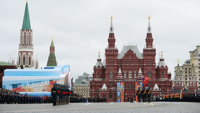 Военнослужащие во время военного парада в Москве, посвящённого 72-й годовщине Победы в Великой Отечественной войне 1941-1945 годов. Архивное фото