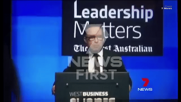 Неизвестный размазал торт по лицу главы австралийской авиакомпании