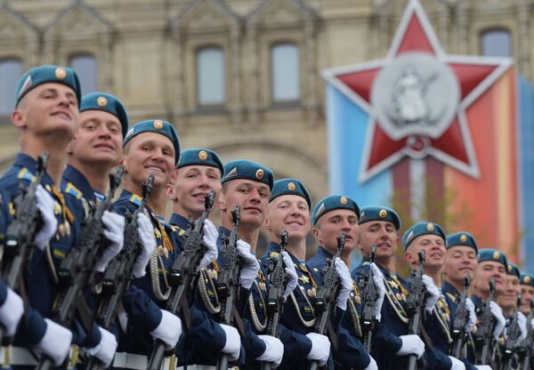Военнослужащие на военном параде, посвященном 72-й годовщине Победы в Великой Отечественной войне 1941-1945 годов