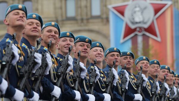 Военнослужащие на военном параде, посвященном 72-й годовщине Победы в Великой Отечественной войне 1941-1945 годов