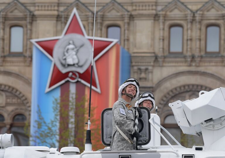 Военнослужащий во время военного парада на Красной площади, посвящённого 72-й годовщине Победы в Великой Отечественной войне 1941-1945 годов