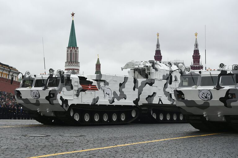 Зенитно-ракетный комплекс Тор М2 на базе вездехода ДТ-30 на военном параде на Красной площади, посвященном 72-й годовщине Победы в Великой Отечественной войне 1941-1945 годов Зенитно-ракетный комплекс Тор М2 на базе вездехода ДТ-30 на военном параде на Красной площади, посвященном 72-й годовщине Победы в Великой Отечественной войне 1941-1945 годов