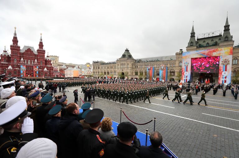 Военнослужащие во время военного парада в Москве, посвящённого 72-й годовщине Победы в Великой Отечественной войне 1941-1945 годов