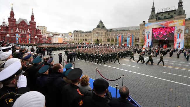 Военнослужащие во время военного парада в Москве, посвящённого 72-й годовщине Победы в Великой Отечественной войне 1941-1945 годов