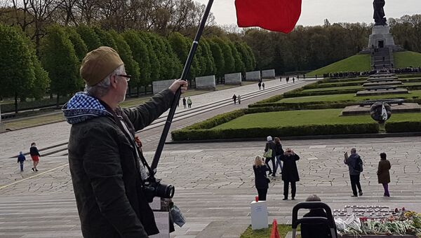 Несколько тысяч человек возложили утром цветы к советскому мемориалу в Трептов-парк в Берлине
