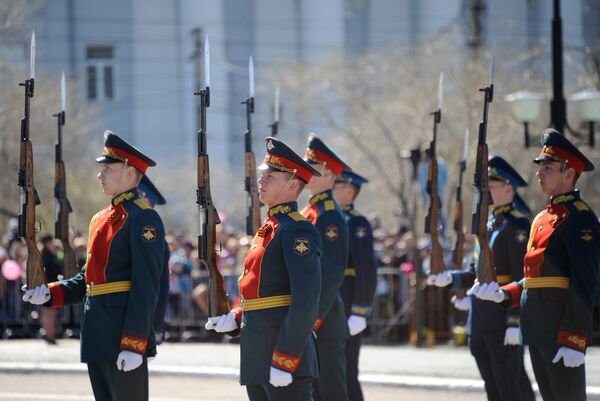 Военнослужащие во время военного парада в Чите, посвящённого 72-й годовщине Победы в Великой Отечественной войне 1941-1945 годов